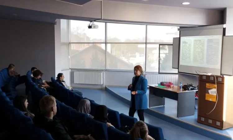 Tana 21'den Konuk Öğretim Görevlisi IUS FBA Öğrencilerini Değişim ve Yenilikler Hakkındaki Münazaraya Dahil Ediyor