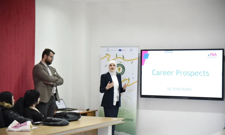 FBA "Show and Tell" Atölyesi: Lise Öğrencileri Kariyer Beklentilerini Keşfediyor